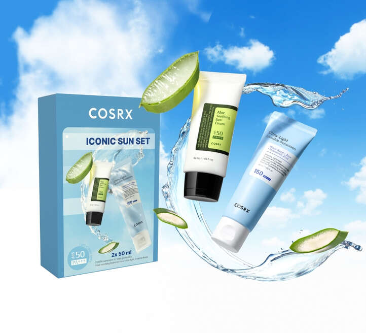 COSRX Iconic Sun Set med solkremer, aloe vera og vannsprut mot blå himmel.