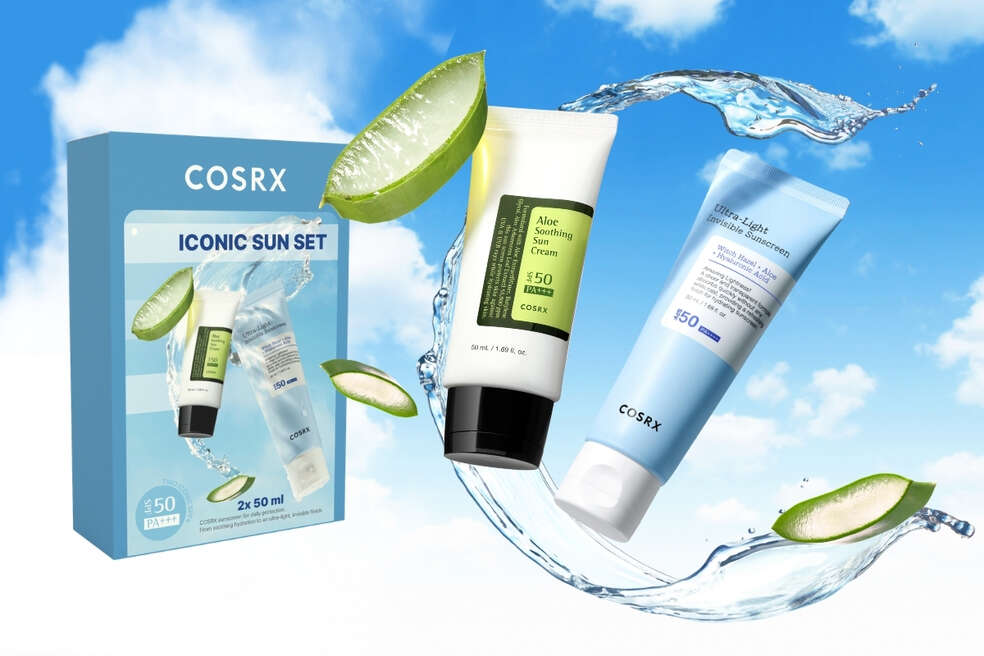 COSRX Iconic Sun Set med solkremer, aloe vera og vannsprut mot blå himmel.