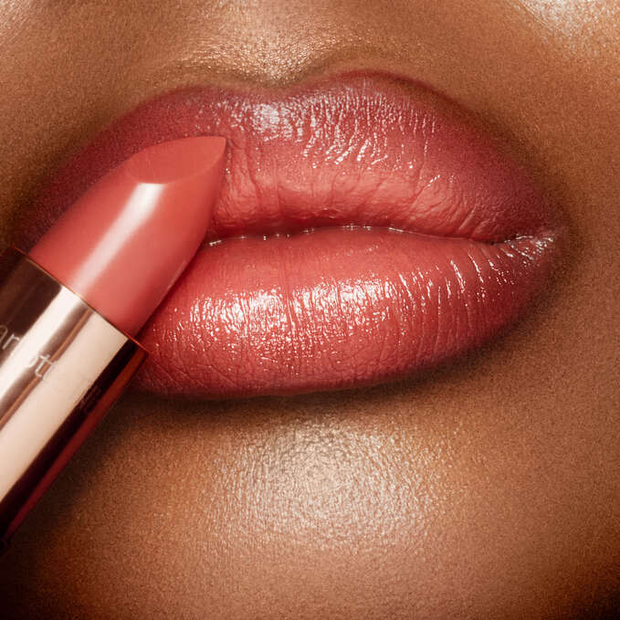 Charlotte Tilbury K.I.S.S.I.N.G Lipstick No 10 - Coral Kiss 3